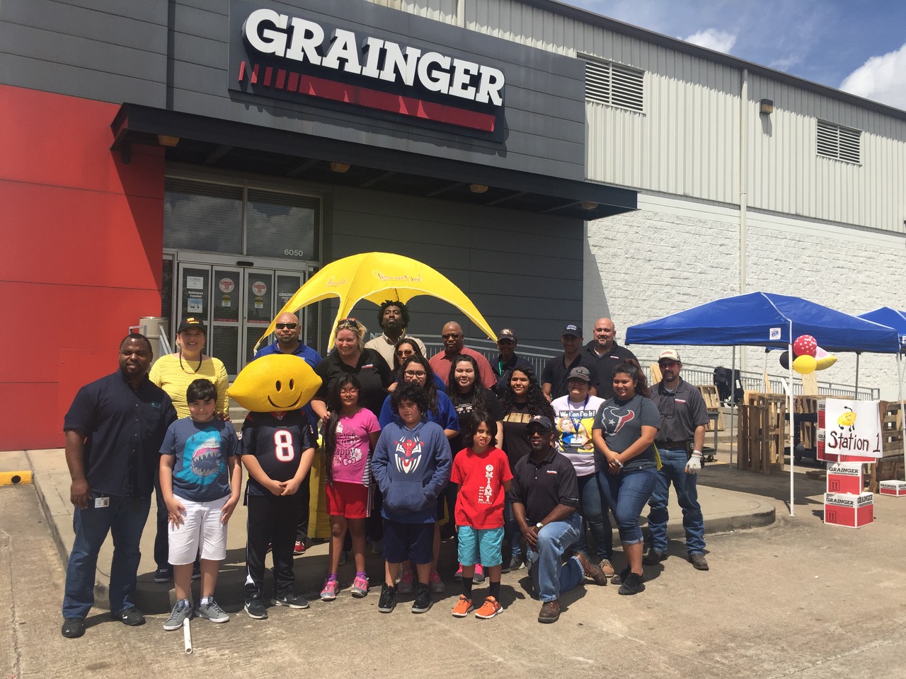 Grainger Houston Hosts FunFilled BuildAStand Lemonade Day